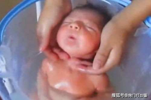 刚出生的婴儿洗澡冻着肚子怎么办,怎么办