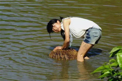 四川乡下,姐姐瓜弟下田抓鱼捉虾,好不快活