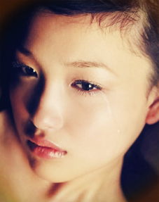 女生哭泣的照片 流眼泪,“手机里有我儿子生前的照片” 杭州一女子在街头掩面哭泣