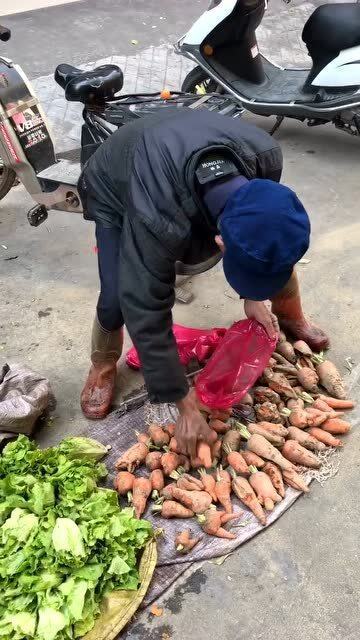 来市场买菜,大爷下一个举动太暖心了,网友 全部给我装上 