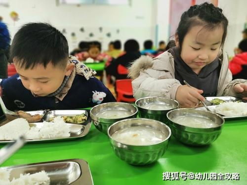 孩子吃饭慢还没吃完被收走,家长找老师理论,老师反驳 还惯着