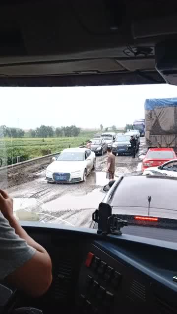 在路上看见奥迪车过泥泞路,跑出了跑车的感觉,大哥都等急了 