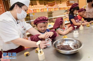 9月6日,孩子们在合肥市翠竹园社区一处蛋糕店内学做月饼。