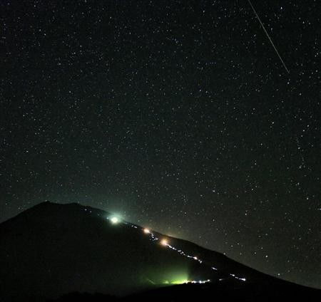 日本天文爱好者齐聚富士山观测英仙座流星雨 