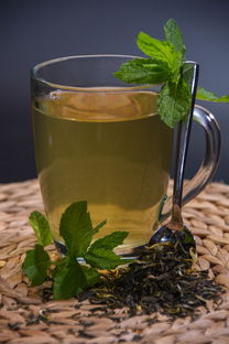 经常喝茶叶水有什么好处（经常喝茶叶水有什么好处和坏处女人经常喝绿茶好吗）
