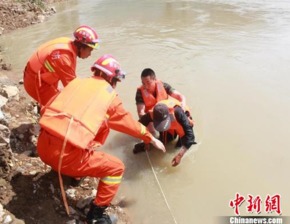 五旬老人河边打渔太过专注 河水加急被困水中央 