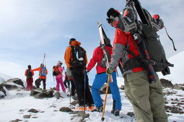 45名登山滑雪爱好者岗什卡雪峰竞技 图 