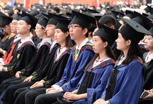 专科生穿学士服拍毕业照,被网友质疑,必须有学位才算大学生