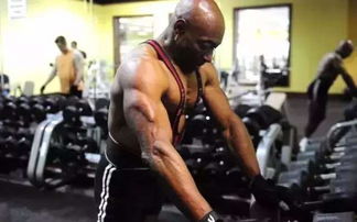 73岁的肌肉猛男,健身是他一生的信仰,健身40载终成钢铁战士