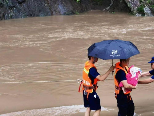 河水暴涨 孕妇深夜产子被困 消防紧急渡河救人