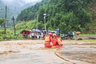 洪水阻断村庄道路吉安消防紧急疏散群众 