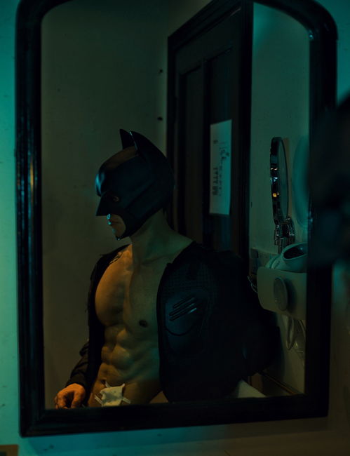 31岁肌肉模特化身蝙蝠侠,线条比例完美,受伤人设更显荷尔蒙爆棚