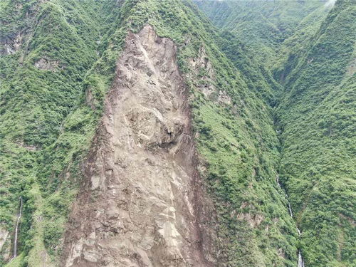 汶川垮坡村26日山体高位崩塌 无人员伤亡无农房受损