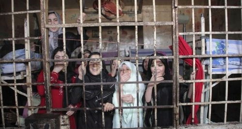 恐怖组织一把手落网 藏身处关押大批西方妇女,磕头感谢重见天日