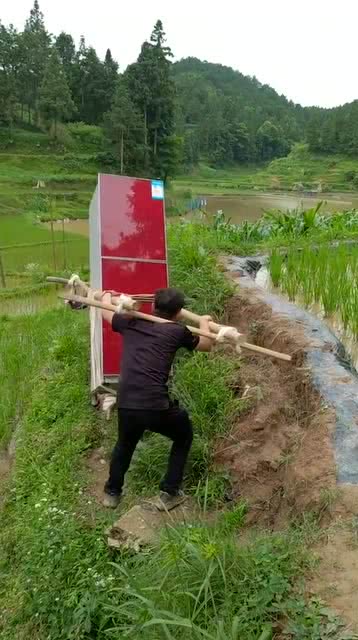 大山里面的生活,没有水泥路,买的空调只能搬回去 