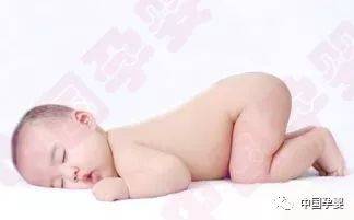 新生儿睡觉姿势正确图,为什么要关注新生儿睡觉姿势？