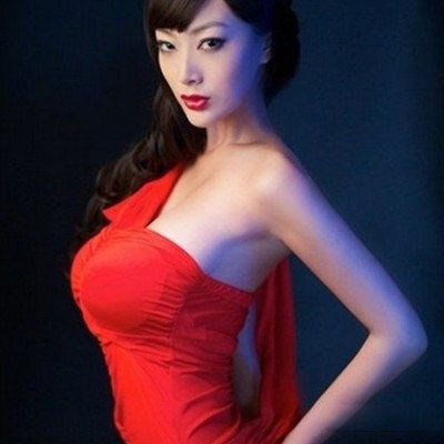 王李丹妮的胸有多大 因胸器太大苦不堪言的女星 