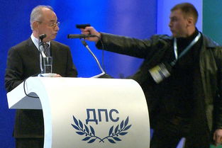 保加利亚政要演讲时遭人举枪刺杀 