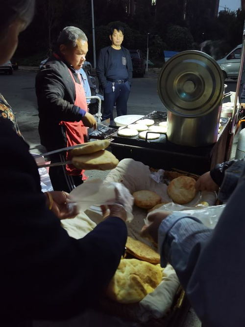 郑州街头卖传统火烧的小摊排起长队 人多时一饼难求 