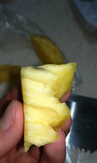 菠萝里面有黑色的点点,是什么东西 能吃吗 