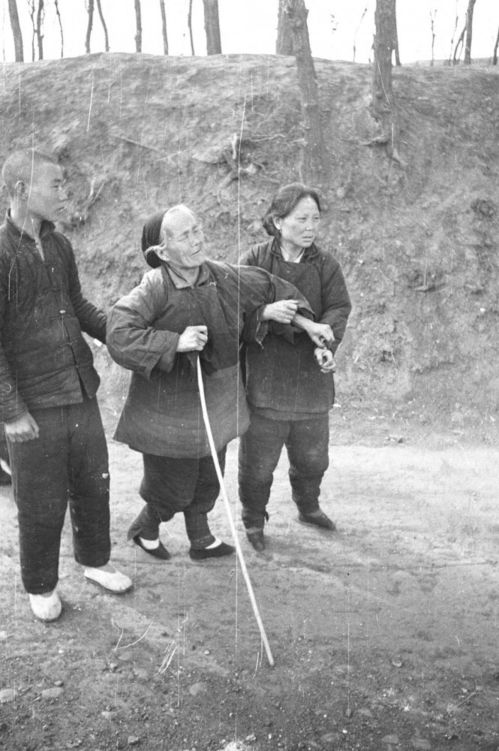 河南记忆,1943河南大饥荒老照片,十七八岁的大姑娘换不到一斤馍