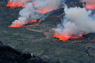 非洲尼拉贡戈火山熔岩湖沸腾 宛如世界末日 