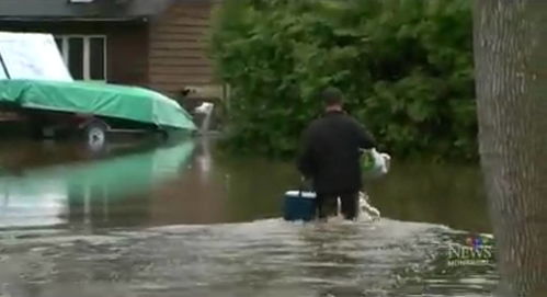暴雨成灾,洪水袭击加拿大东部城市,市民只能划船上街 