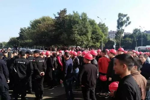 突发 岳阳八字门发生一起风波,数百名头戴红盔人员涌入市场 