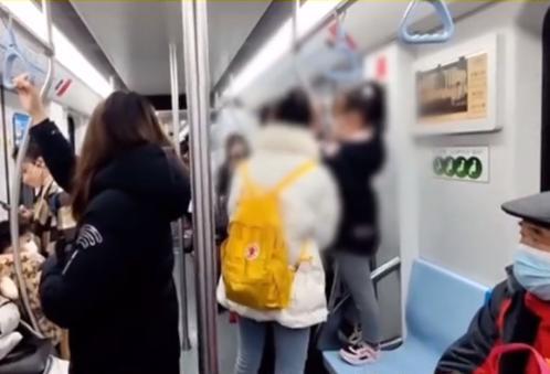 上海 地铁小孩占两座位被乘客阿姨霸气教育,孩子妈妈 你缺教吧