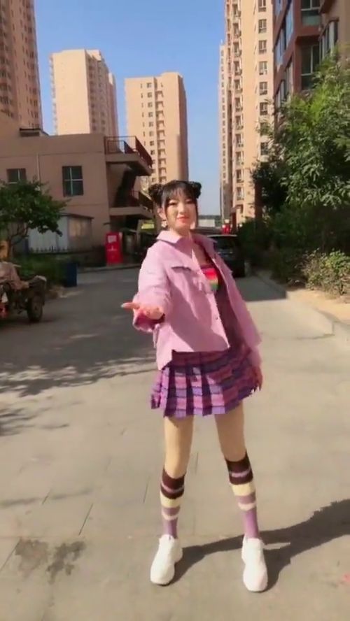 美女衣服好看 跳舞也好看 