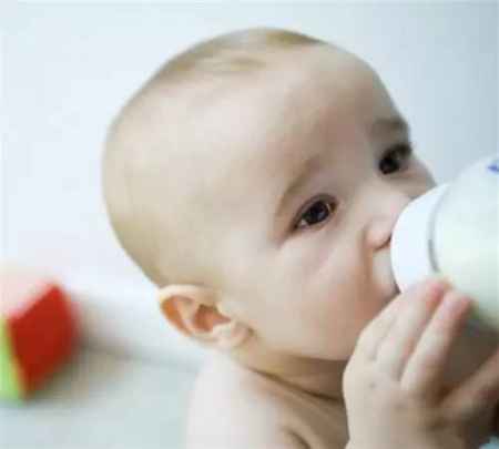 如何给婴儿换奶粉 如何给新生儿换奶粉呢