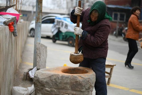 河南七旬大妈用石臼捣辣椒,臼锤十来斤重,捣出来的辣椒就是香