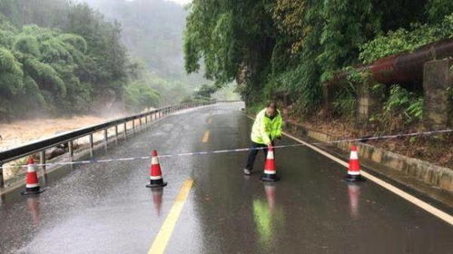 重庆万州区遭大暴雨袭击,交通道路变湍急河床 多部车辆...,重庆万州区遭遇大暴雨袭击，交通道路变湍急河床-第1张图片