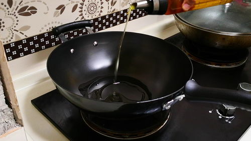 铁锅怎么使用,新买了一个苏泊尔精铸铁锅，该怎么处理才能用？