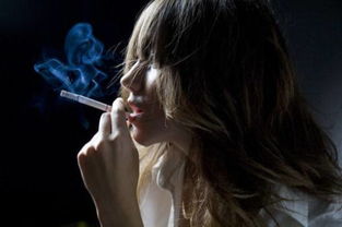 是谁让女人喜欢上了烟！(吸烟的美女,你喜欢吗?)