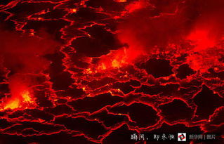 摄影师火山口冒死拍摄火红岩浆翻滚震撼景象 