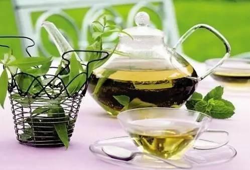 人们可以通过喝绿茶来吸收某些营养 高档名优绿茶维C含量最高