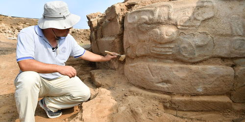 石峁遗址惊现大型人面石雕,揭示古代文明的神秘面纱