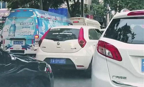 路上遇到7万名爵汽车,车牌不是靓号连号,车尾15个字亮了