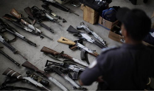 巴西警方缴获的自制枪械,黑帮分子果然舍得花钱,枪身包裹碳纤维膜