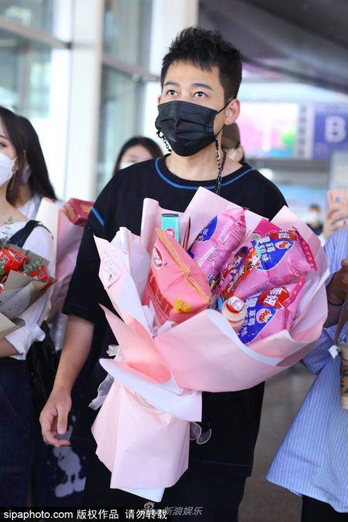 组图 苏醒现身首都机场 六一儿童节获众多粉丝接机送花 