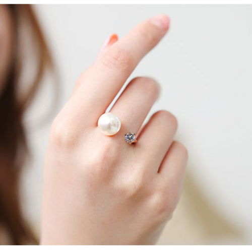 食指戴戒指是什么意思,戒指带在食指上代表什么?