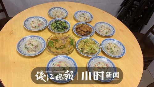就有点心疼他们 杭州封控区里的房东大姐,每天给11名租客免费做饭