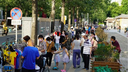 在北京摆地摊的人 从商场搬到路边,一斤枣比店里便宜近一半