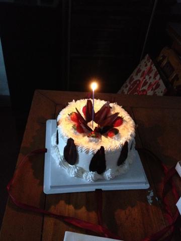 现场版生日蛋糕图片, 蛋糕上带蜡烛的 