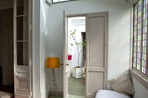镜子可以挂在卧室门后的墙上吗 家里太小没有地方放穿衣镜 