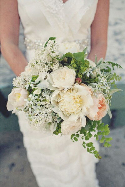 新娘捧花,新娘手捧花一般选用什么花
