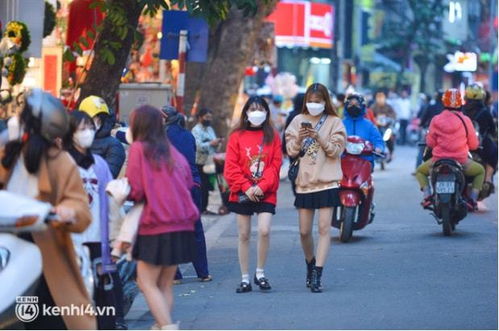 圣诞节前几天,越南民众争相上街过圣诞,街头人山人海大堵车