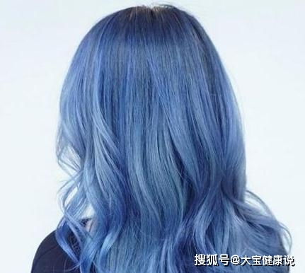 染蓝色的头发怎么配色会好看(染蓝色发型)