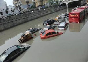 下暴雨时,为什么很多车主宁愿车被淹也不把车开走 